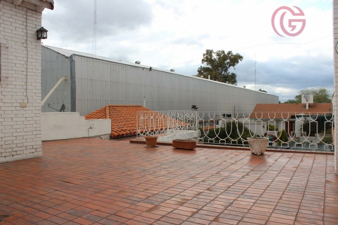 GREENWOOD VENDE IMPONENTE PROPIEDAD EN GODOY CRUZ CON 1290m2 DE TERRENO Y DOS CASAS, CUBIERTOS 558m2.