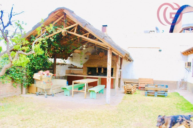 GREENWOOD VENDE IMPONENTE PROPIEDAD EN GODOY CRUZ CON 1290m2 DE TERRENO Y DOS CASAS, CUBIERTOS 558m2.