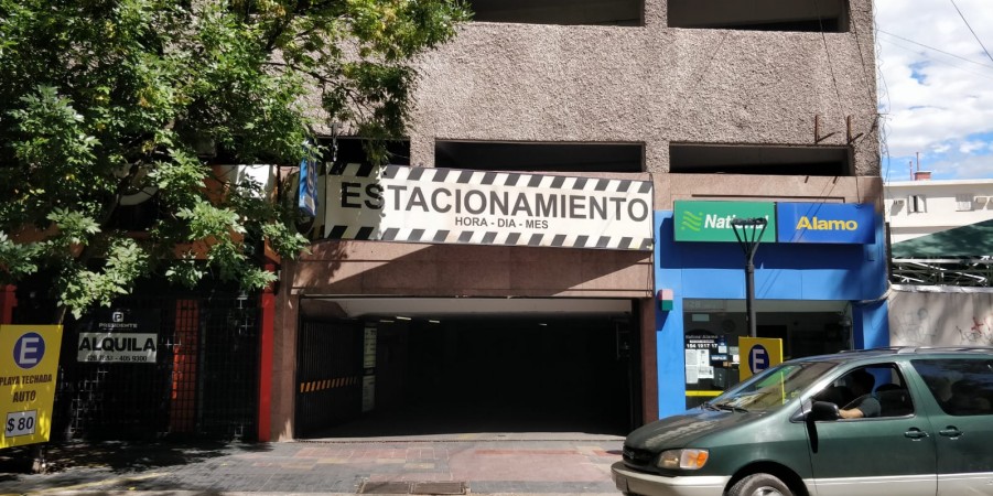 GREENWOOD VENDE EXCELENTE COCHERA EN EL CENTRO DE MENDOZA