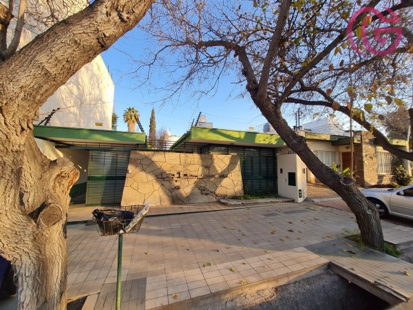 GREENWOOD VENDE EXCEPCIONAL CASA EN EL CORAZON DEL BOMBAL.