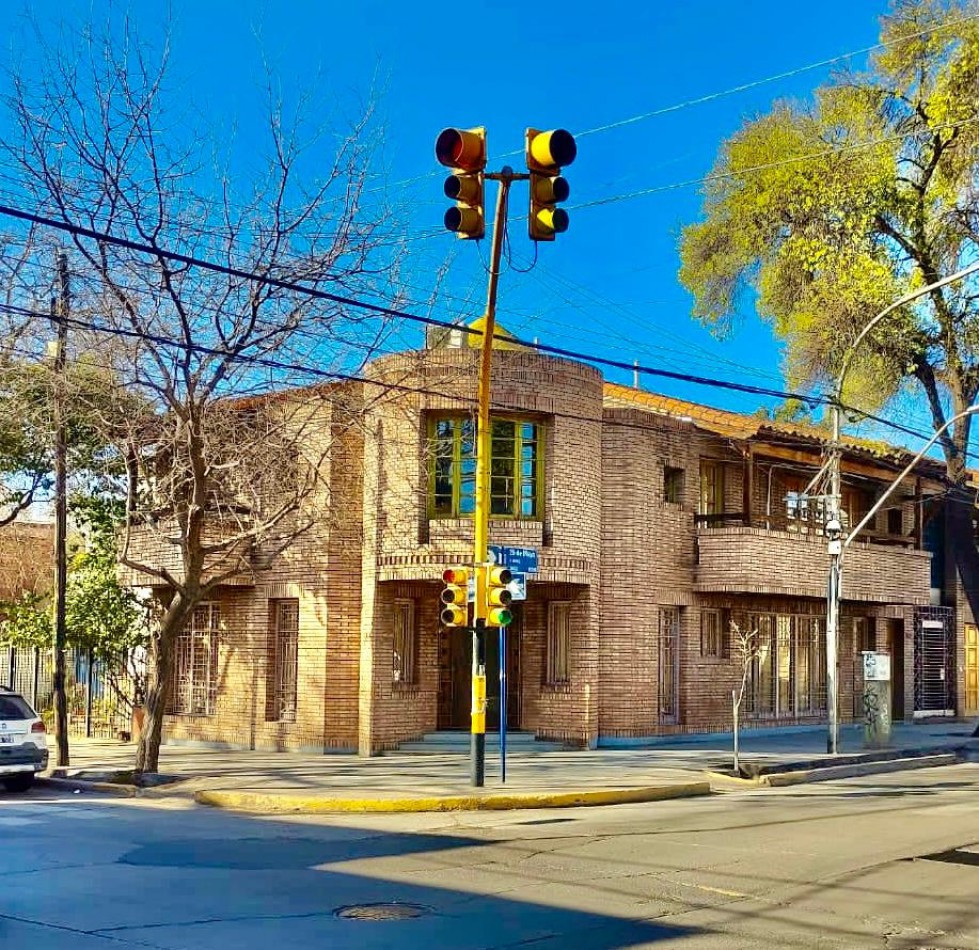 GREENWOOD VENDE DEPARTAMENTO AMPLIO IDEAL AIRBNB CON LOCAL COMERCIAL EN EXCELENTE UBICACIÓN DE LA CIUDAD DE MENDOZA