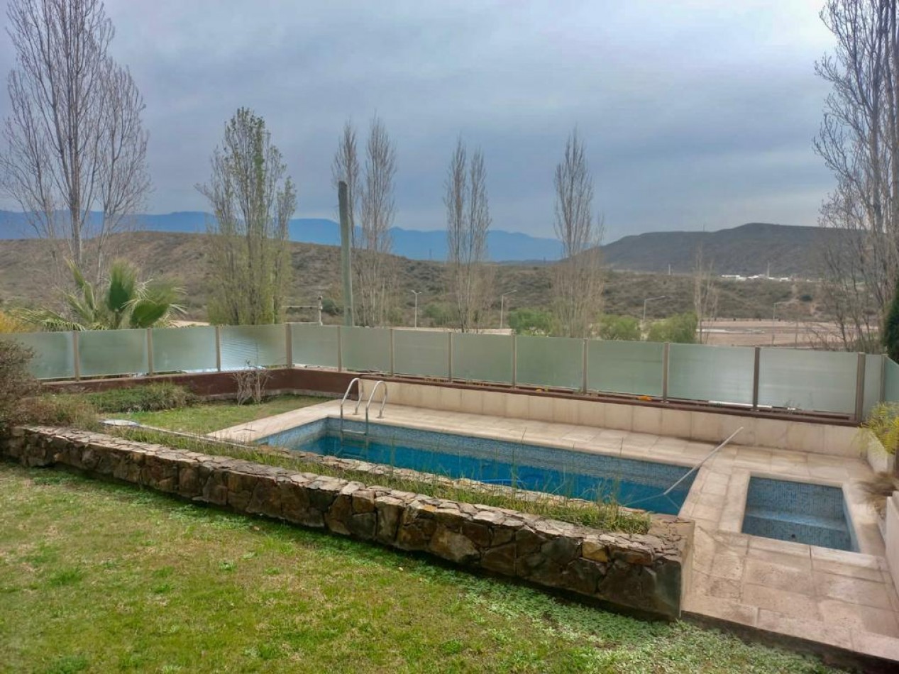 GREENWOOD VENDE IMPACTANTE PROPIEDAD EN EL EXCLUSIVO BARRIO LADERAS DE CHACRAS DE CORIA