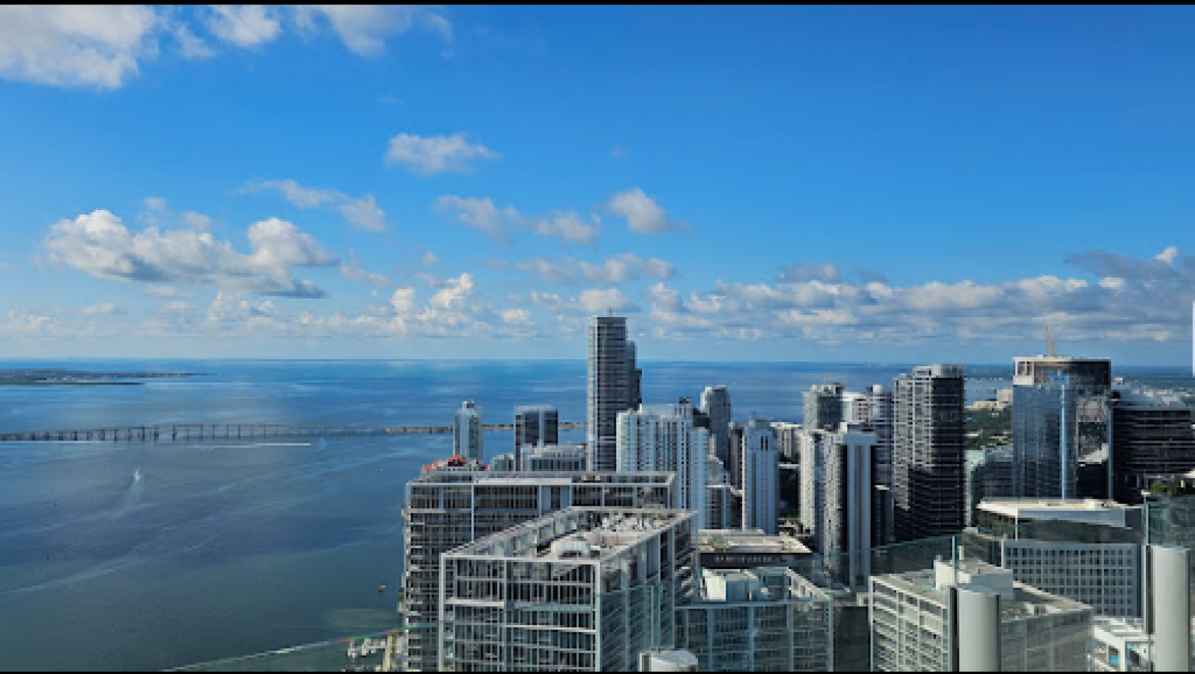 GREENWOOD VENDE DEPARTAMENTO EN ASTON MARTIN MIAMI