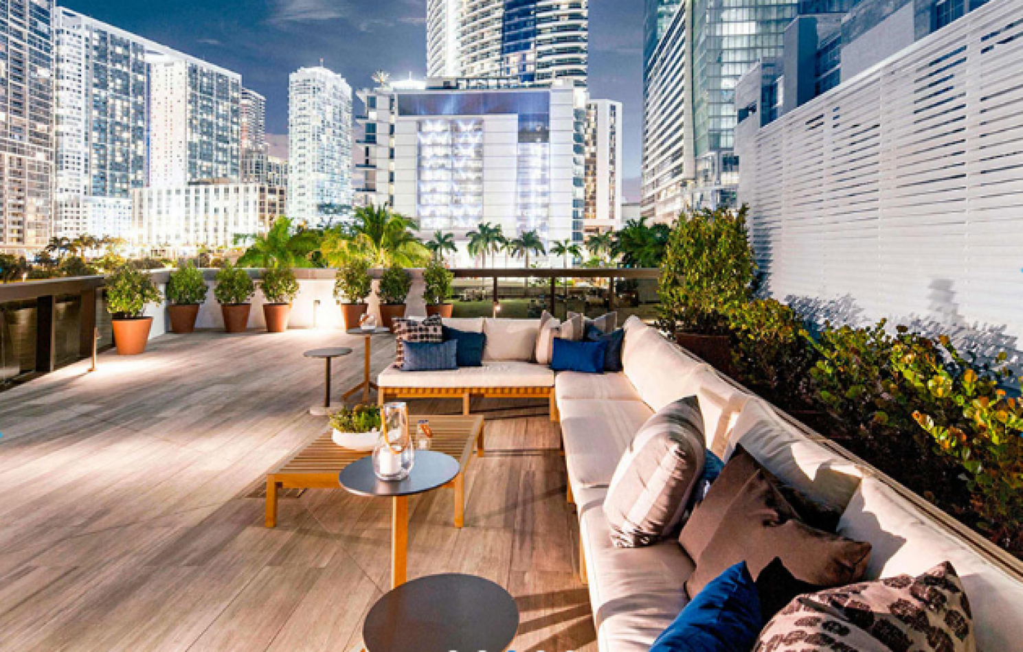 GREENWOOD VENDE DEPARTAMENTO EN ASTON MARTIN MIAMI