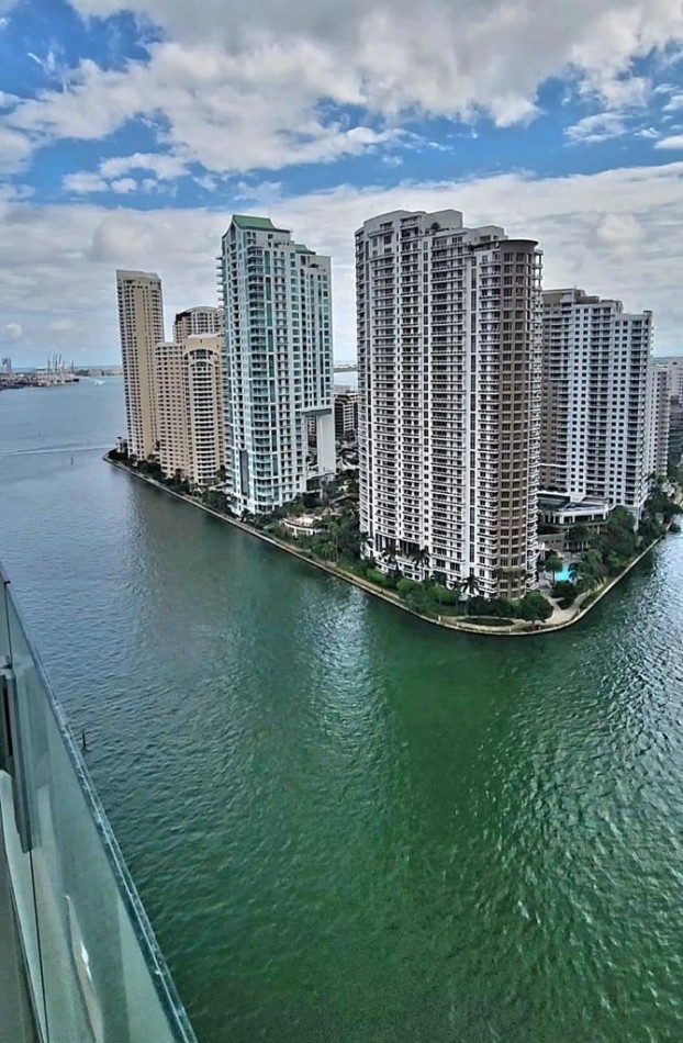 GREENWOOD VENDE DEPARTAMENTO EN ASTON MARTIN MIAMI