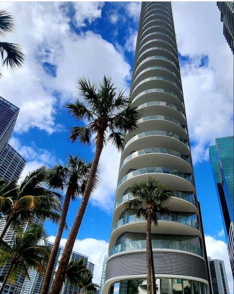 GREENWOOD VENDE DEPARTAMENTO EN ASTON MARTIN MIAMI