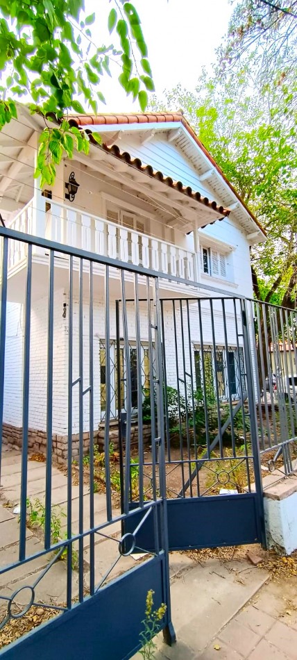 GREENWOOD VENDE CASA ESQUINA ANTIGUA EN MUY BUEN ESTADO EN LA CIUDAD DE MENDOZA