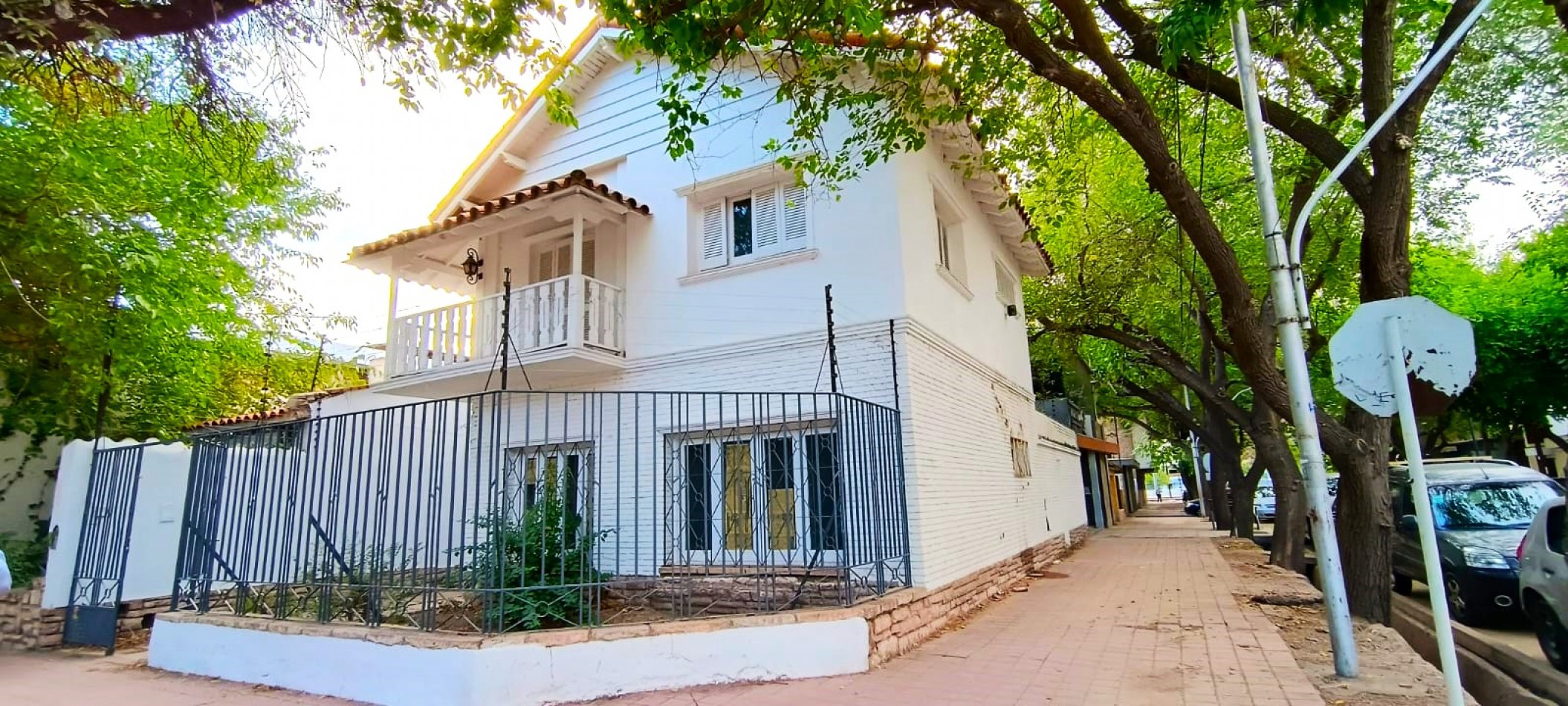 GREENWOOD VENDE CASA ESQUINA ANTIGUA EN MUY BUEN ESTADO EN LA CIUDAD DE MENDOZA