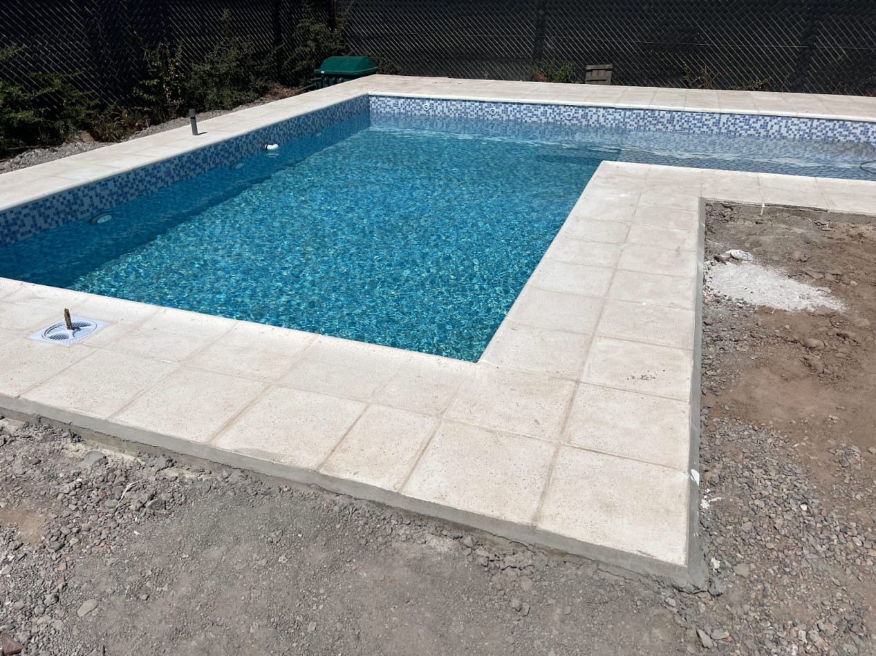 GREENWOOD VENDE LOTE CON ESPECTACULAR PISCINA EN MAIPU.
