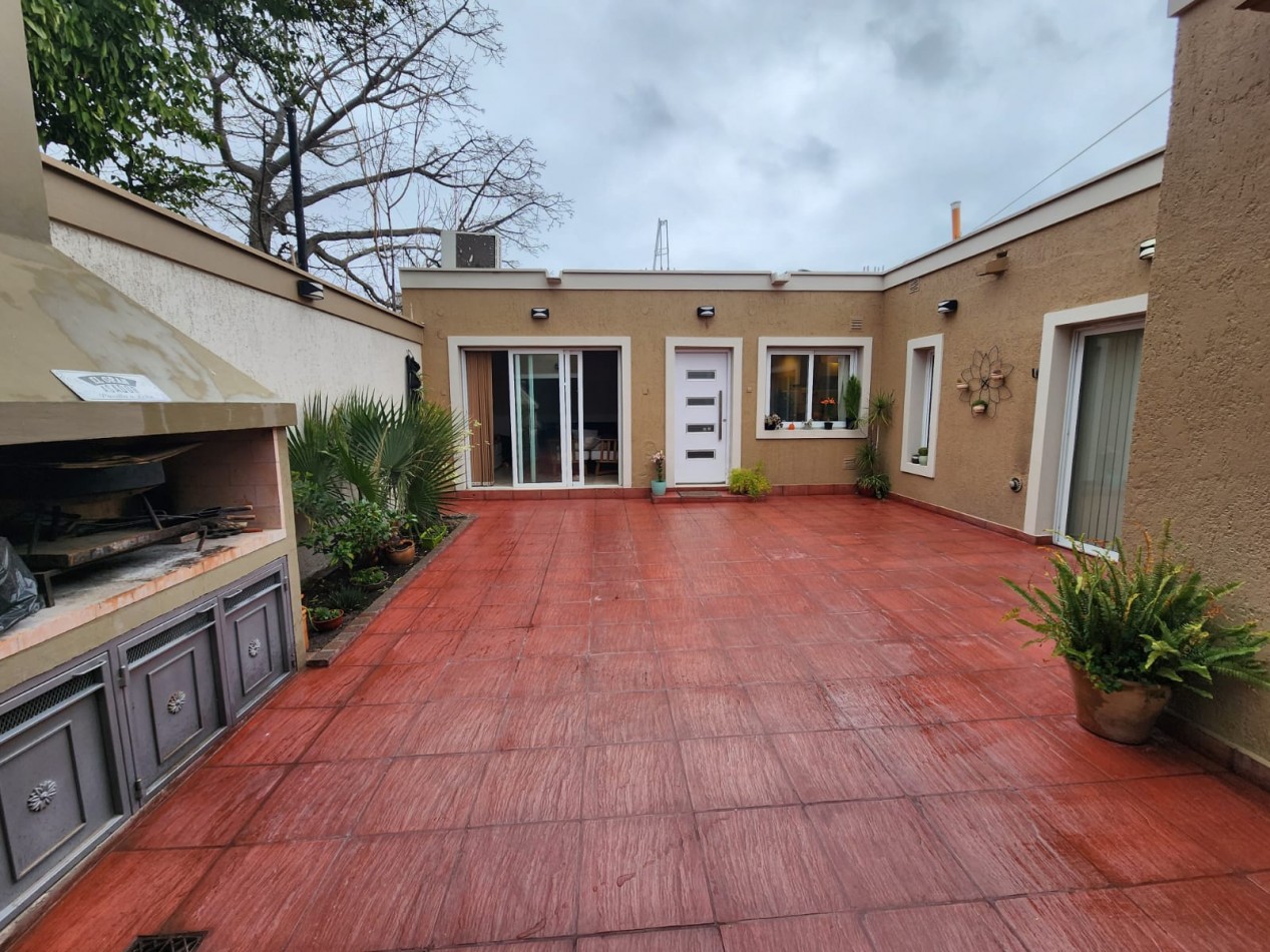 GREENWOOD VENDE ESPECTACULAR CASA EN GODOY CRUZ.