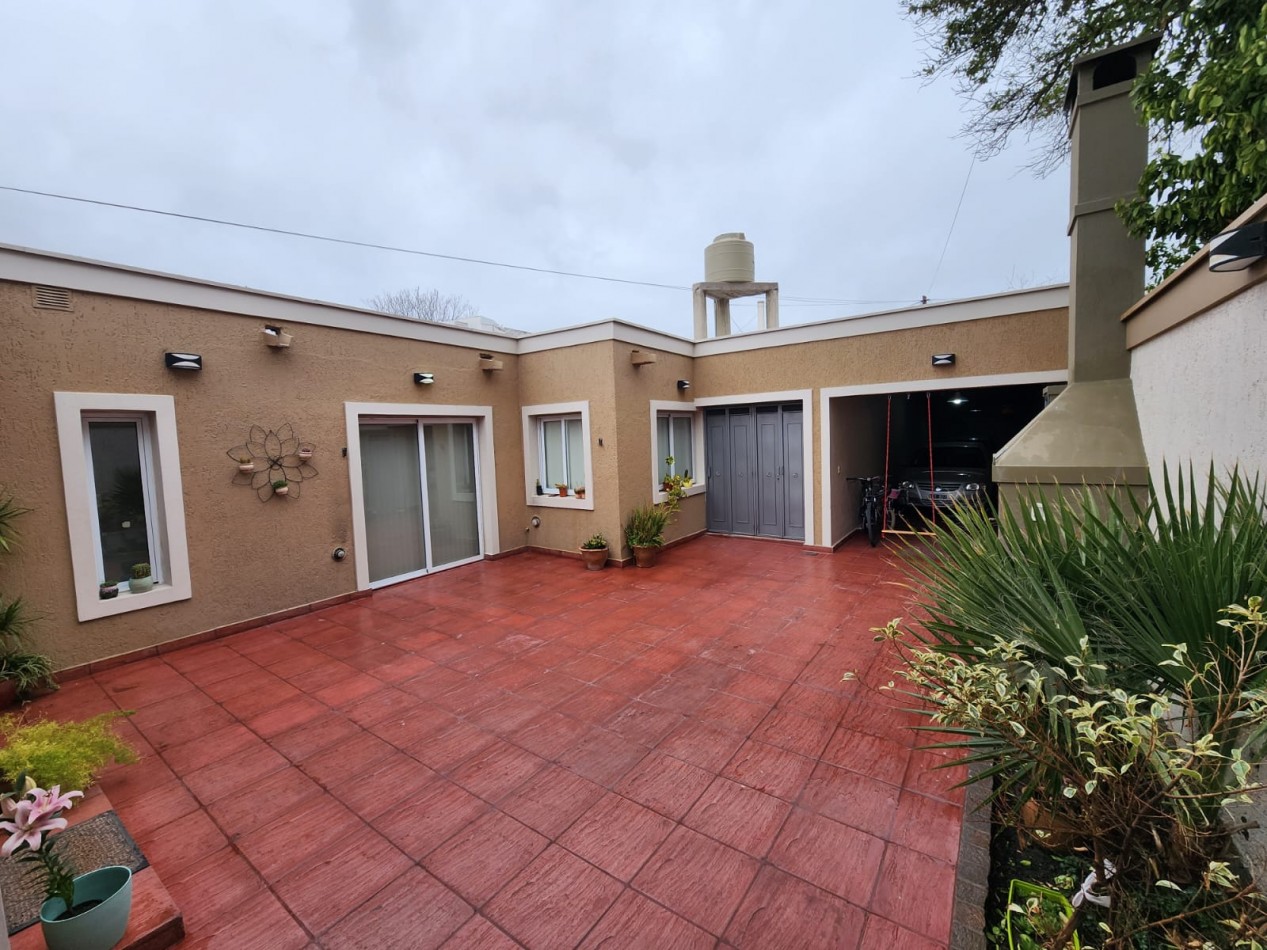 GREENWOOD VENDE ESPECTACULAR CASA EN GODOY CRUZ.