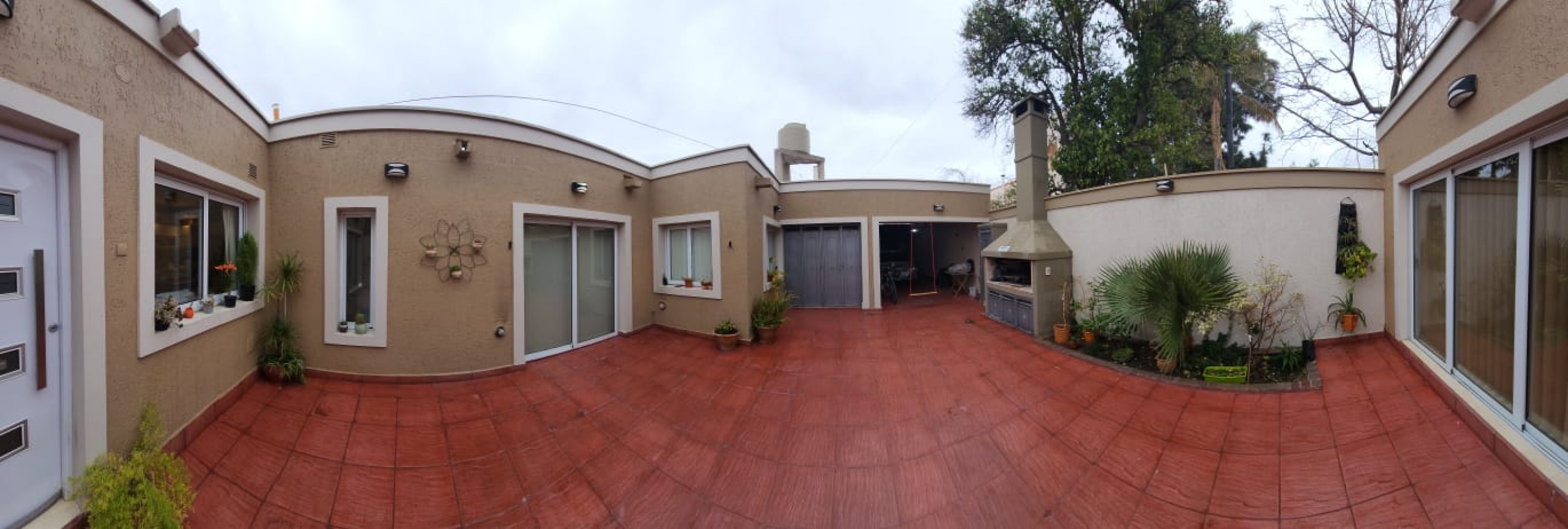 GREENWOOD VENDE ESPECTACULAR CASA EN GODOY CRUZ.