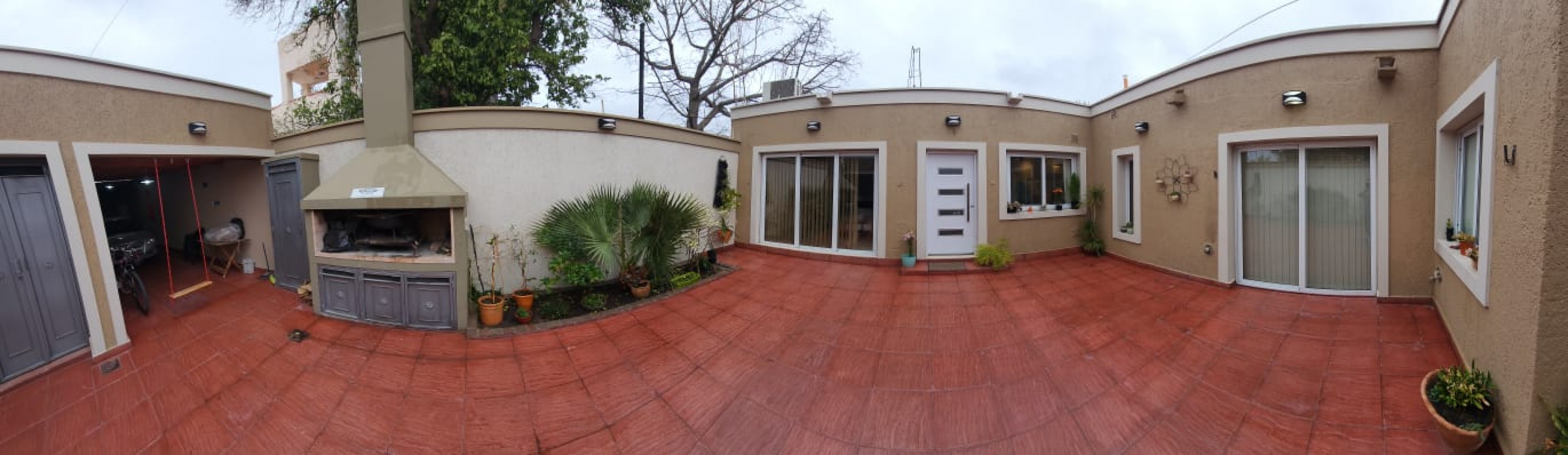 GREENWOOD VENDE ESPECTACULAR CASA EN GODOY CRUZ.