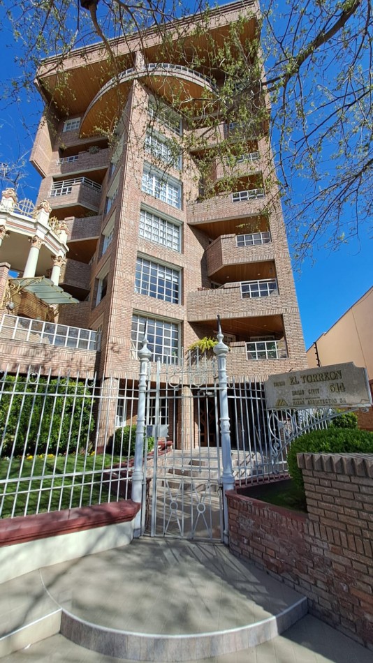 GREENWOOD ALQUILA SEMIPISO EN EL EMBLEMATICO EDIFICO EL TORREON EN CIUDAD DE MENDOZA.