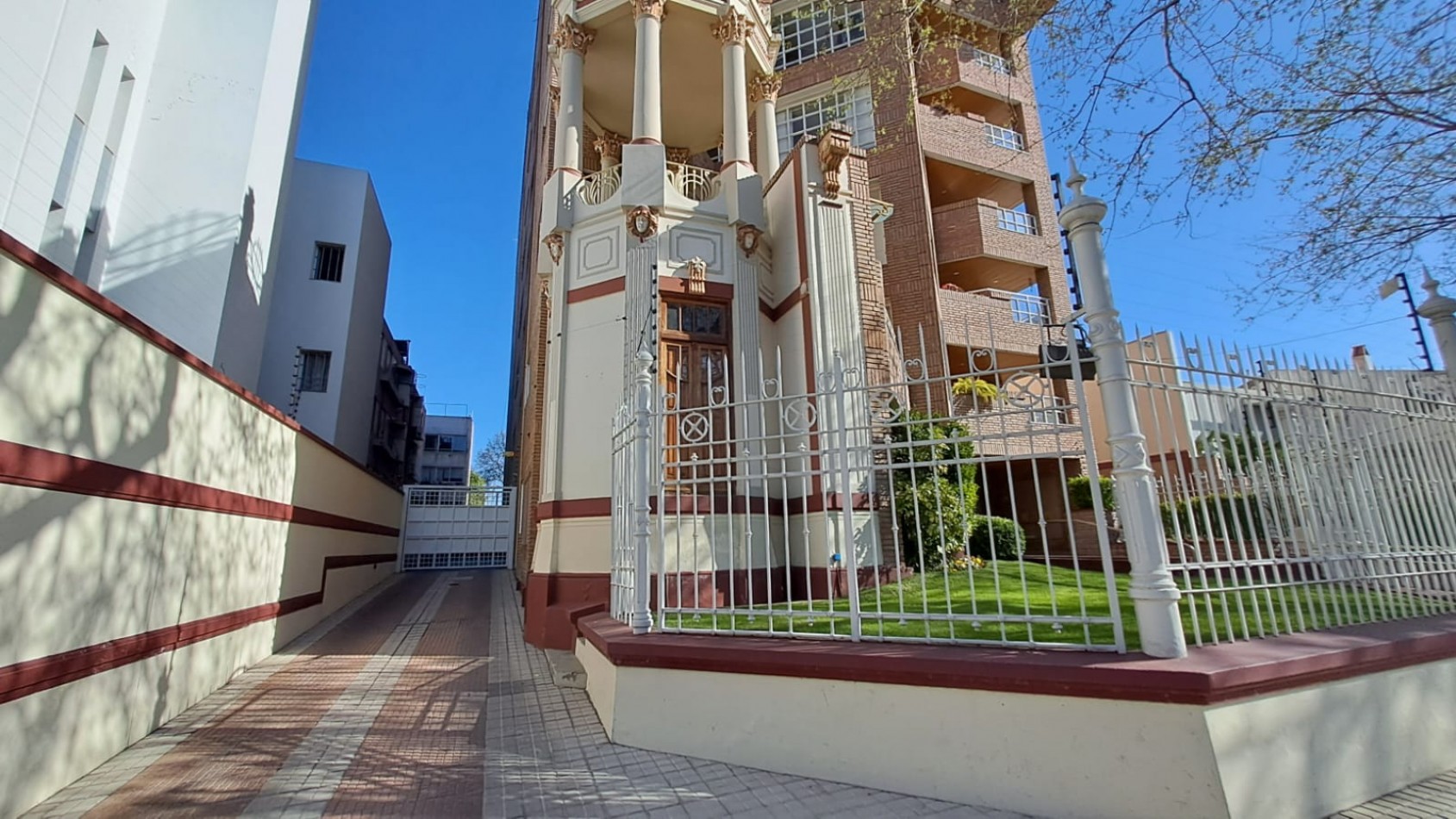 GREENWOOD ALQUILA SEMIPISO EN EL EMBLEMATICO EDIFICO EL TORREON EN CIUDAD DE MENDOZA.