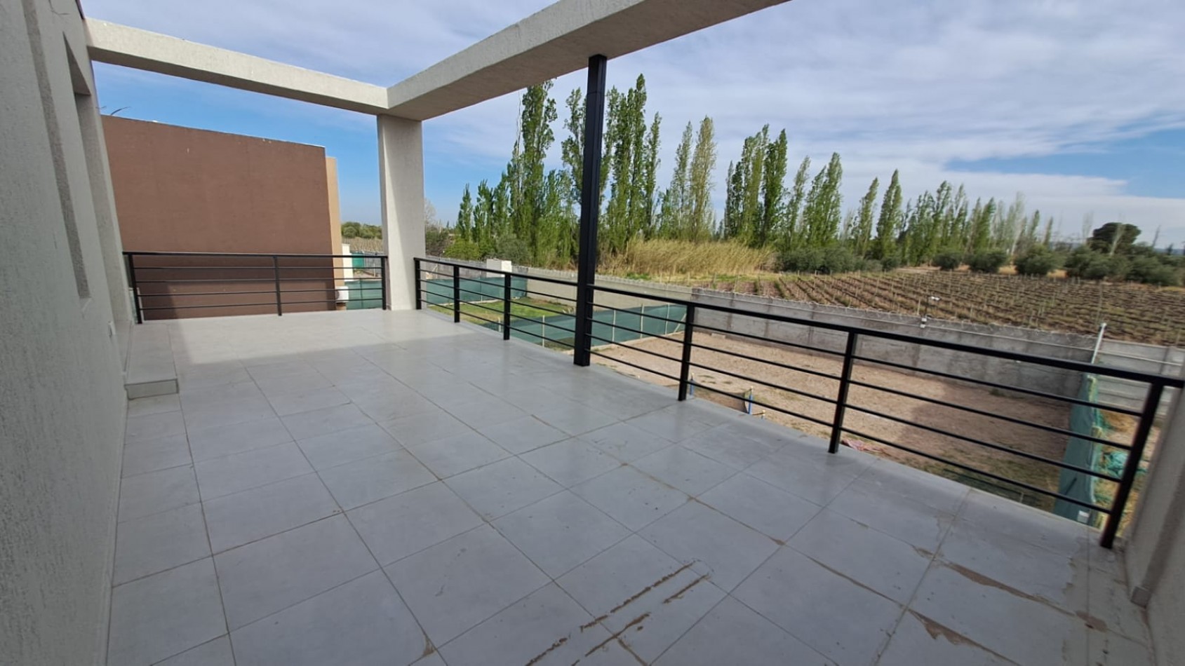 GREENWOOD VENDE ESPECTACULAR CASA EN EL BARRIO PRIVADO ALBA DE TANQAY EN MAIPU.