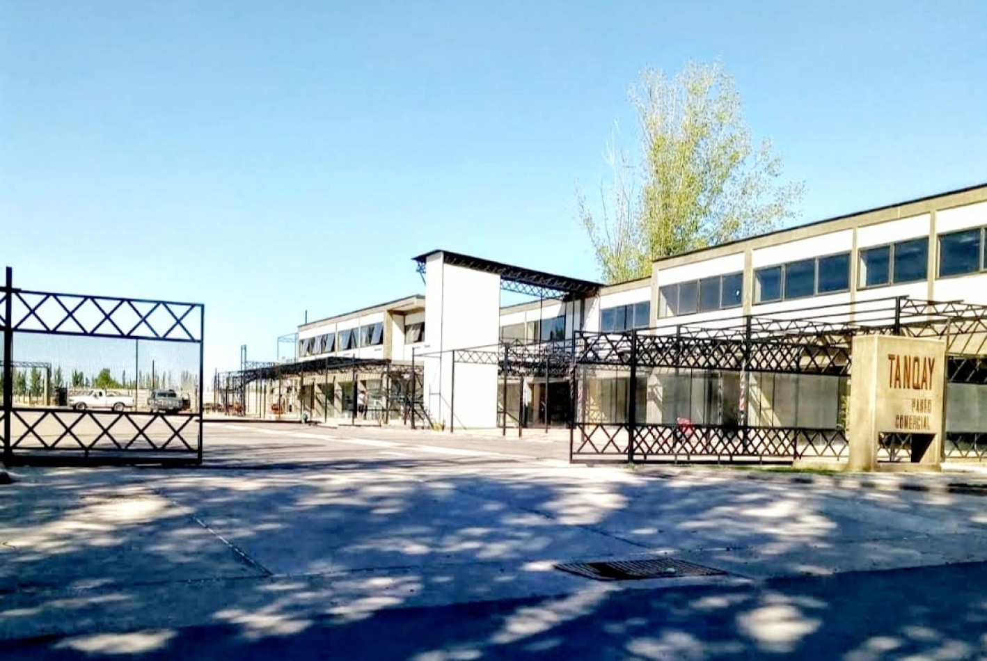 GREENWOOD VENDE ESPECTACULAR CASA EN EL BARRIO PRIVADO ALBA DE TANQAY EN MAIPU.