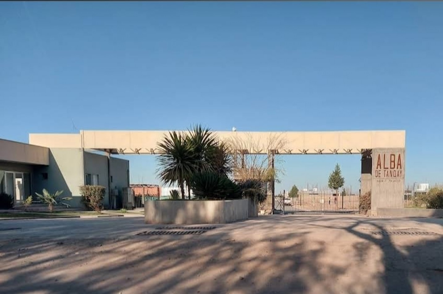 GREENWOOD VENDE ESPECTACULAR CASA EN EL BARRIO PRIVADO ALBA DE TANQAY EN MAIPU.
