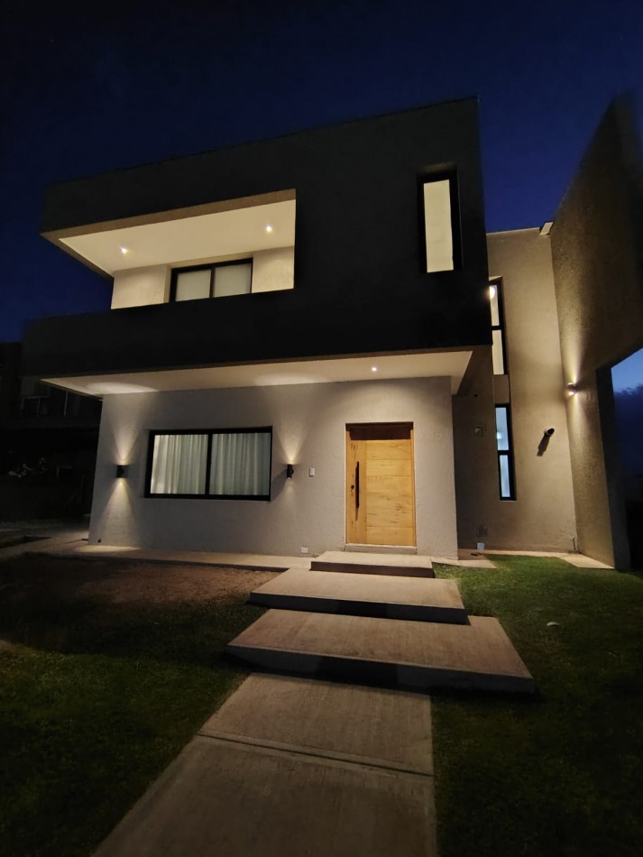GREENWOOD VENDE ESPECTACULAR CASA EN EL BARRIO PRIVADO ALBA DE TANQAY EN MAIPU.