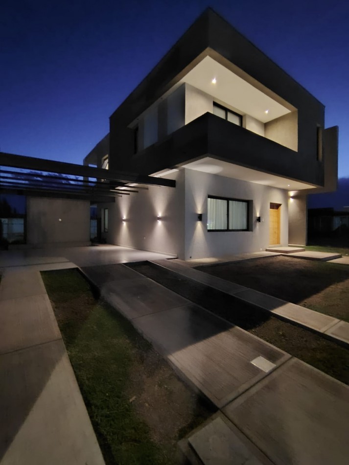 GREENWOOD VENDE ESPECTACULAR CASA EN EL BARRIO PRIVADO ALBA DE TANQAY EN MAIPU.
