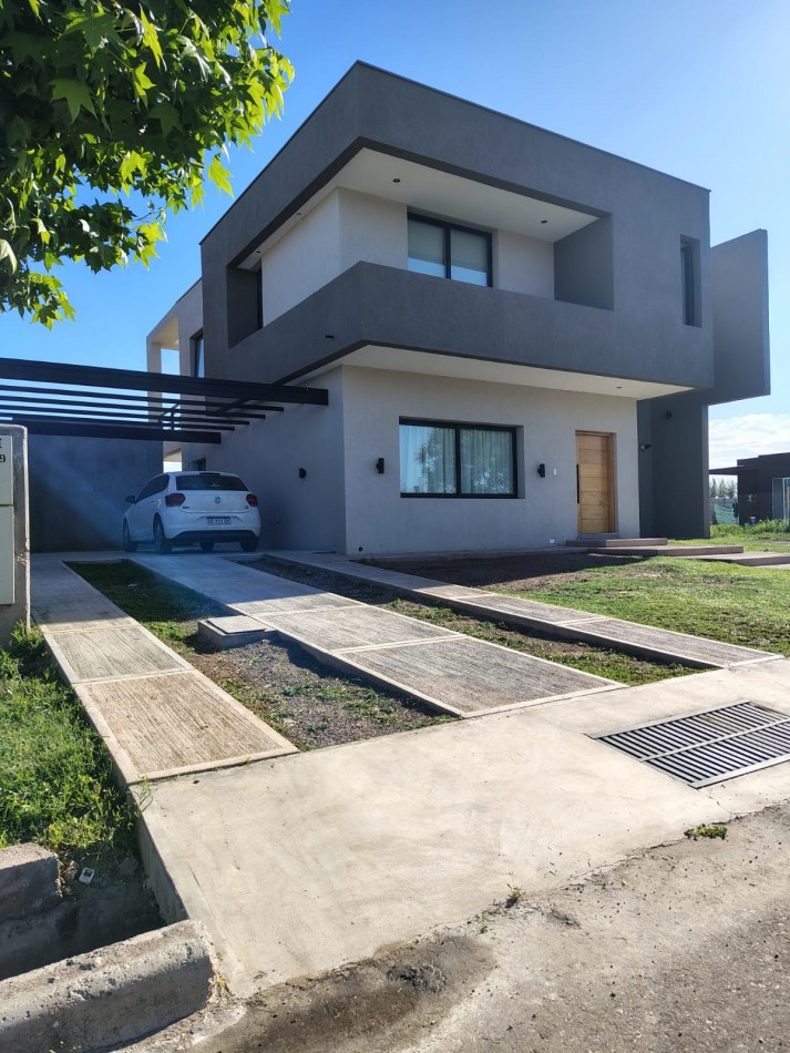 GREENWOOD VENDE ESPECTACULAR CASA EN EL BARRIO PRIVADO ALBA DE TANQAY EN MAIPU.