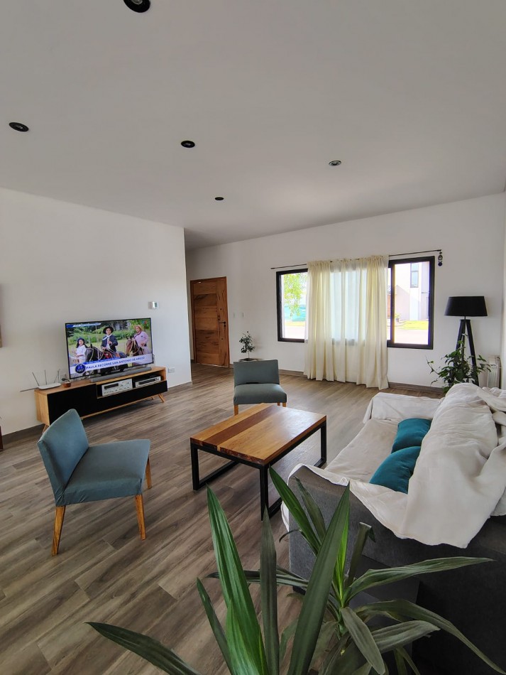GREENWOOD VENDE ESPECTACULAR CASA EN EL BARRIO PRIVADO ALBA DE TANQAY EN MAIPU.