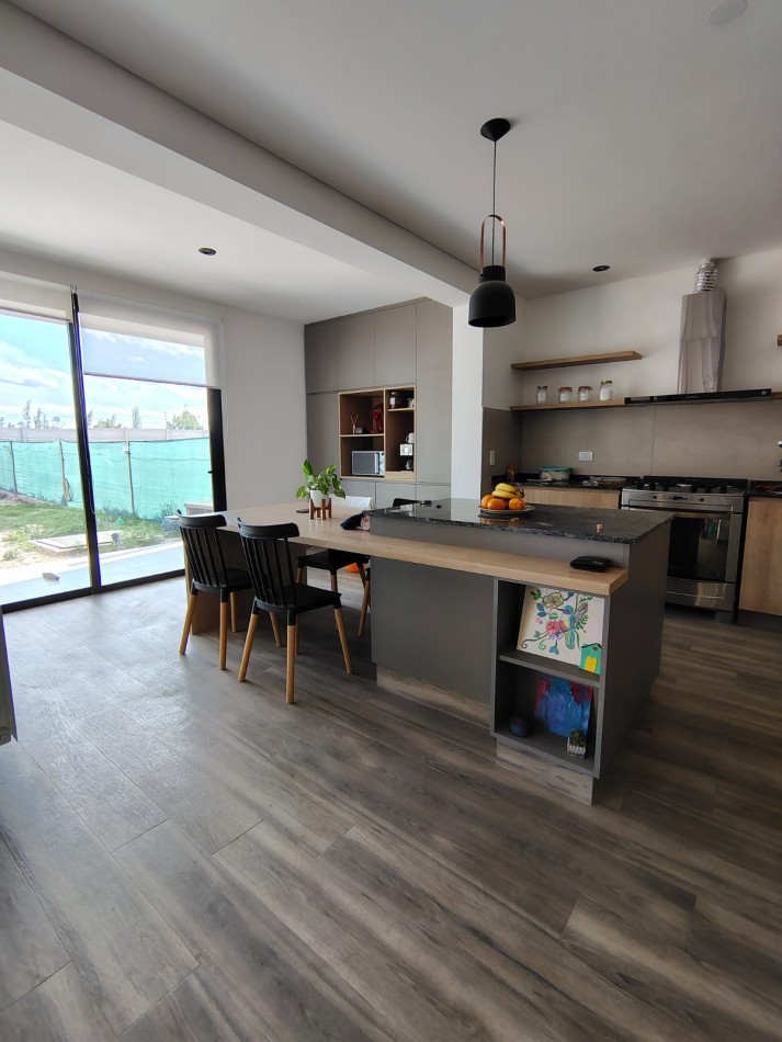 GREENWOOD VENDE ESPECTACULAR CASA EN EL BARRIO PRIVADO ALBA DE TANQAY EN MAIPU.