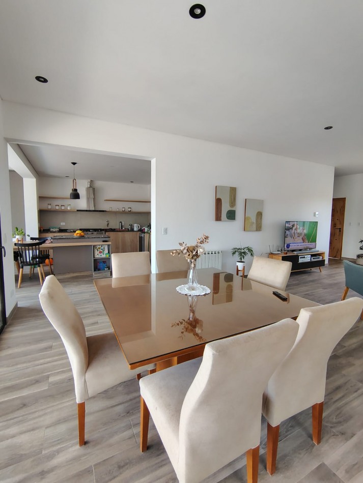 GREENWOOD VENDE ESPECTACULAR CASA EN EL BARRIO PRIVADO ALBA DE TANQAY EN MAIPU.