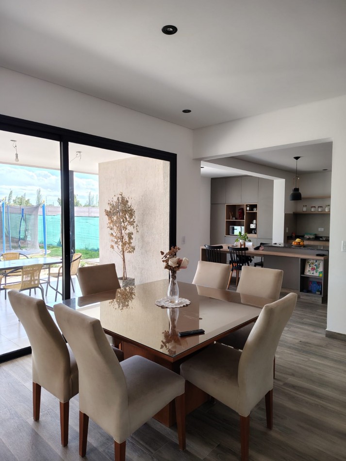 GREENWOOD VENDE ESPECTACULAR CASA EN EL BARRIO PRIVADO ALBA DE TANQAY EN MAIPU.