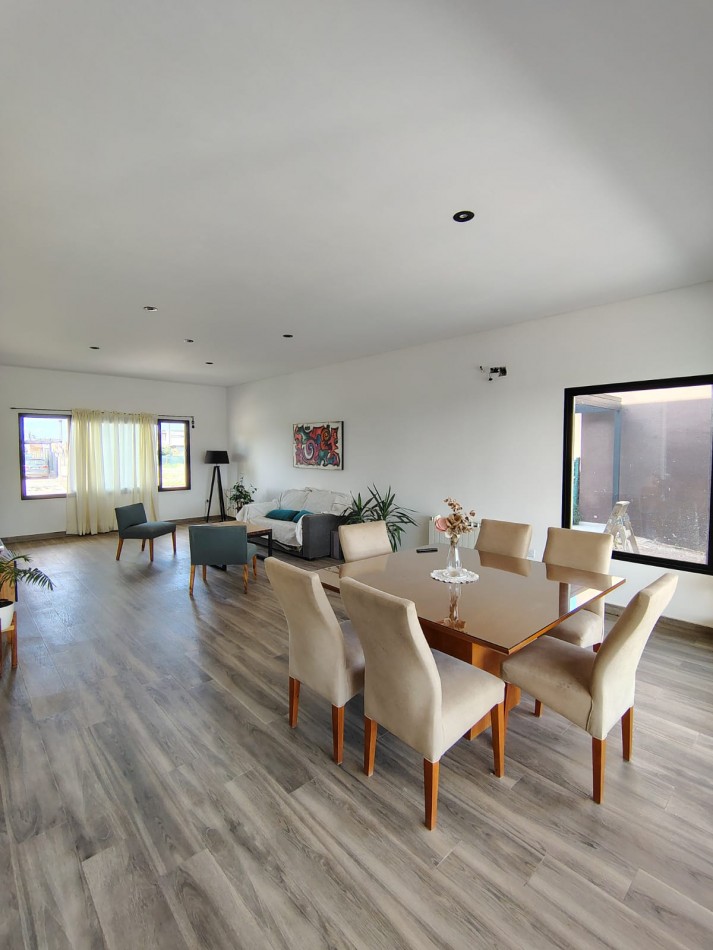 GREENWOOD VENDE ESPECTACULAR CASA EN EL BARRIO PRIVADO ALBA DE TANQAY EN MAIPU.