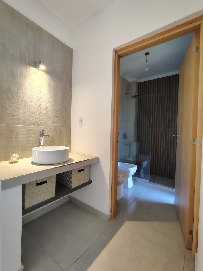 GREENWOOD VENDE ESPECTACULAR CASA EN EL BARRIO PRIVADO ALBA DE TANQAY EN MAIPU.