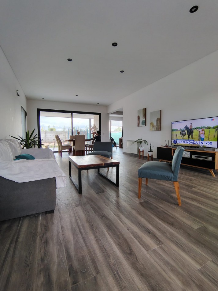 GREENWOOD VENDE ESPECTACULAR CASA EN EL BARRIO PRIVADO ALBA DE TANQAY EN MAIPU.