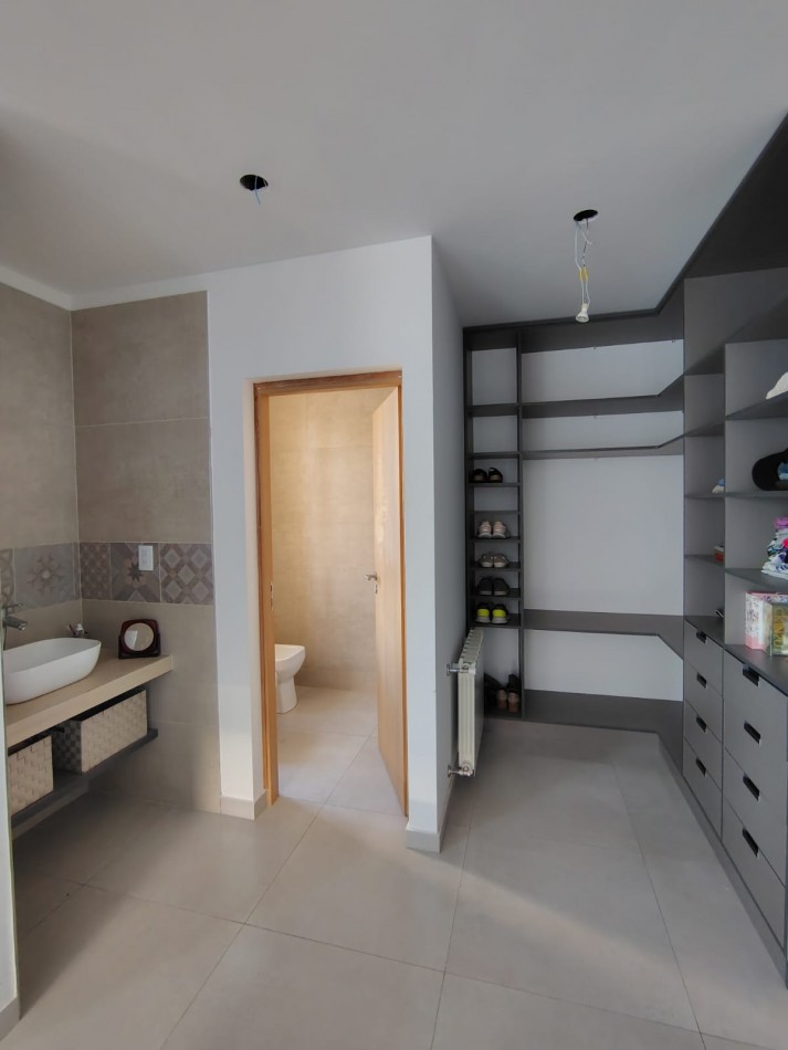 GREENWOOD VENDE ESPECTACULAR CASA EN EL BARRIO PRIVADO ALBA DE TANQAY EN MAIPU.