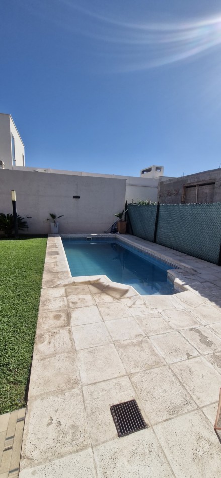 GREENWOOD VENDE  EXCLUSIVA RESIDENCIA DE DISEÑO Y CONFORT