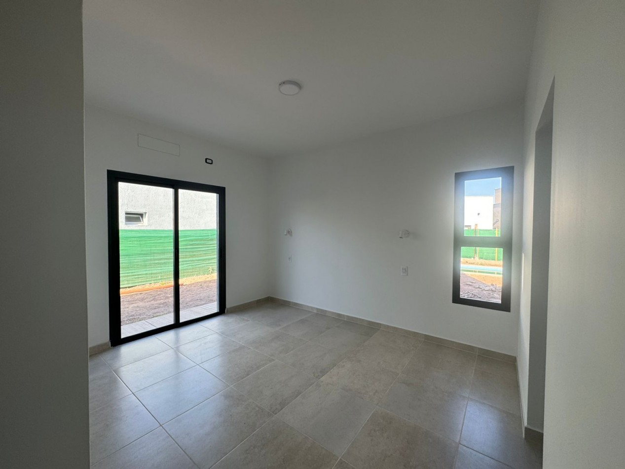 GREENWOOD VENDE HERMOSA Y MODERNA CASA A ESTRENAR EN BARRIO PRIVADO PINARES DE FURLOTTI.