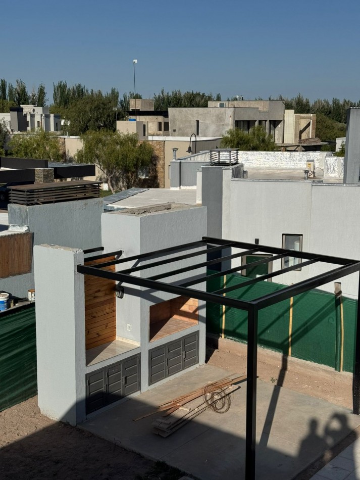 GREENWOOD VENDE HERMOSA Y MODERNA CASA A ESTRENAR EN BARRIO PRIVADO PINARES DE FURLOTTI.