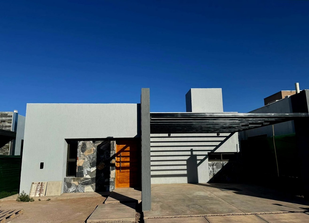 GREENWOOD VENDE HERMOSA Y MODERNA CASA A ESTRENAR EN BARRIO PRIVADO PINARES DE FURLOTTI.
