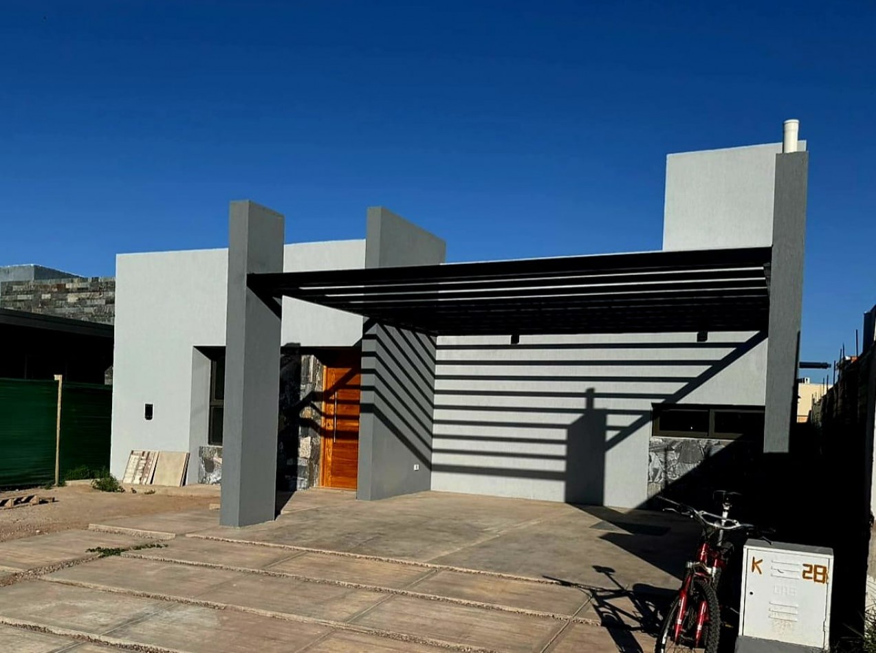 GREENWOOD VENDE HERMOSA Y MODERNA CASA A ESTRENAR EN BARRIO PRIVADO PINARES DE FURLOTTI.