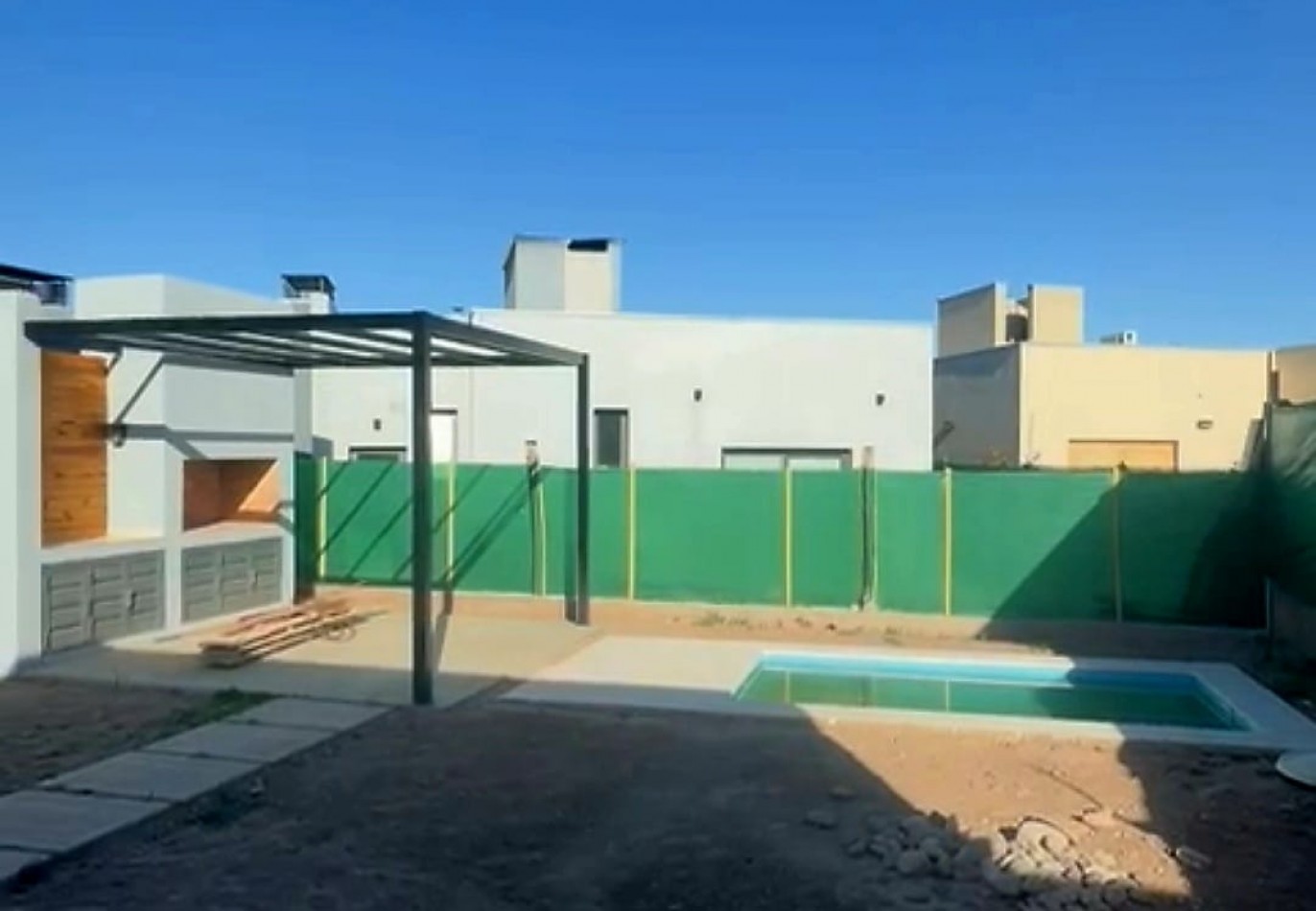 GREENWOOD VENDE HERMOSA Y MODERNA CASA A ESTRENAR EN BARRIO PRIVADO PINARES DE FURLOTTI.