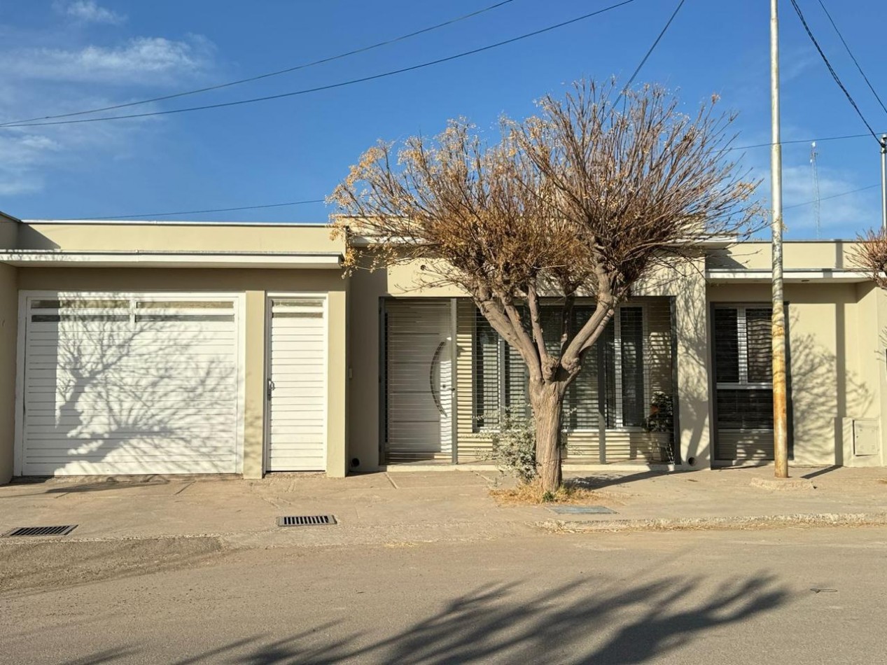 GREENWOOD VENDE HERMOSA CASA EN EL B° ALTOS DE VISTALBA EN LUJAN DE CUYO.