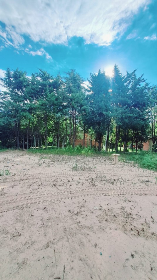 GREENWOOD VENDE ESPECTACULAR LOTE EN BARRIO CERRADO LOS TEROS EN PERDRIEL.