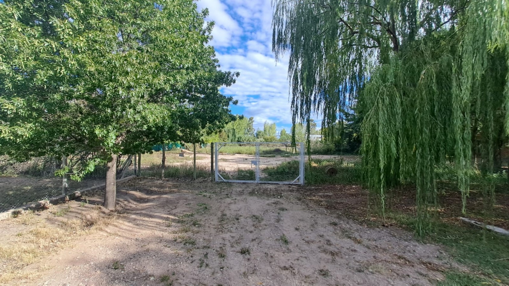 GREENWOOD VENDE ESPECTACULAR LOTE EN BARRIO CERRADO LOS TEROS EN PERDRIEL.
