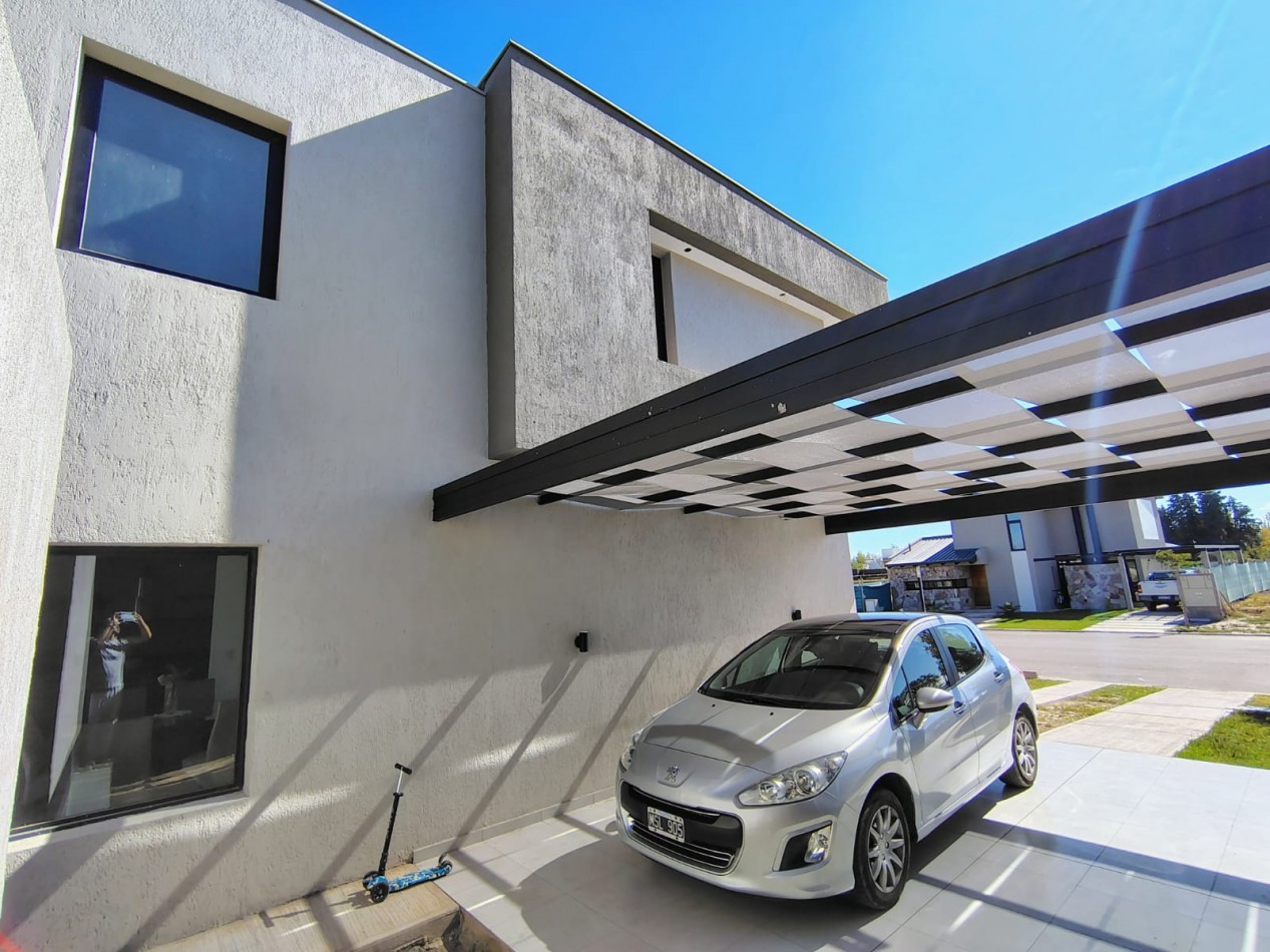 GREENWOOD VENDE ESPECTACULAR CASA EN EL BARRIO PRIVADO ALBA DE TANQAY EN MAIPU.