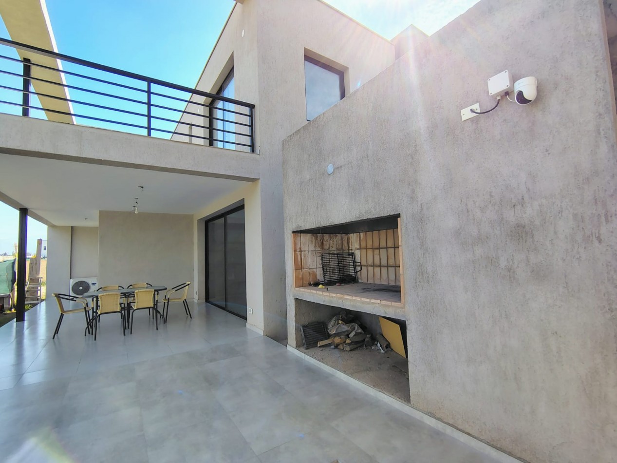 GREENWOOD VENDE ESPECTACULAR CASA EN EL BARRIO PRIVADO ALBA DE TANQAY EN MAIPU.