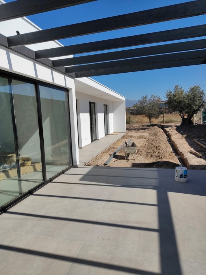 GREENWOOD INMOBILIARIA VENDE HERMOSA CASA A ESTRENAR EN BARRIO PRIVADO LAR DE VIEYTES 2