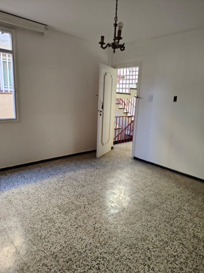 Greenwood vende departamento en Godoy Cruz, sobre avenida San Martin al 52 (casi Rivadavia), a dos cuadras de la plaza del departamental.