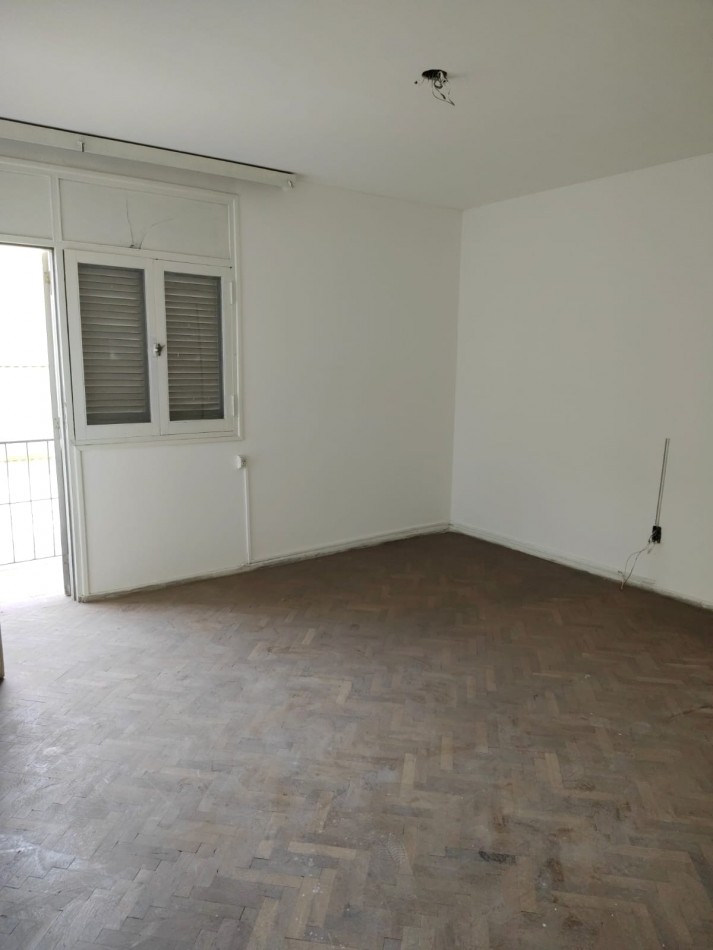 Greenwood vende departamento en Godoy Cruz, sobre avenida San Martin al 52 (casi Rivadavia), a dos cuadras de la plaza del departamental.