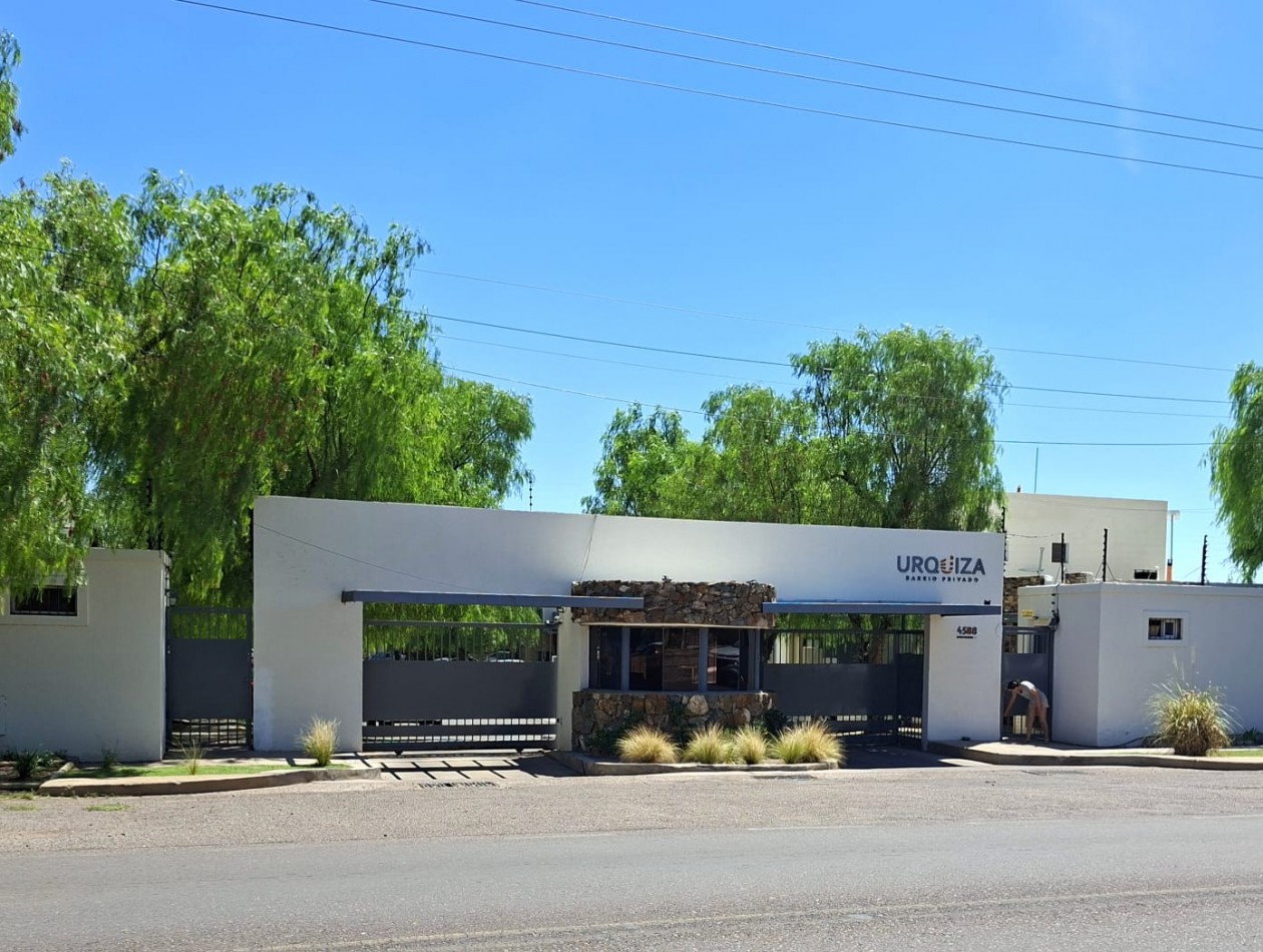 Inmobiliaria Greenwood vende Casa en Barrio Privado Urquiza - Guaymallen