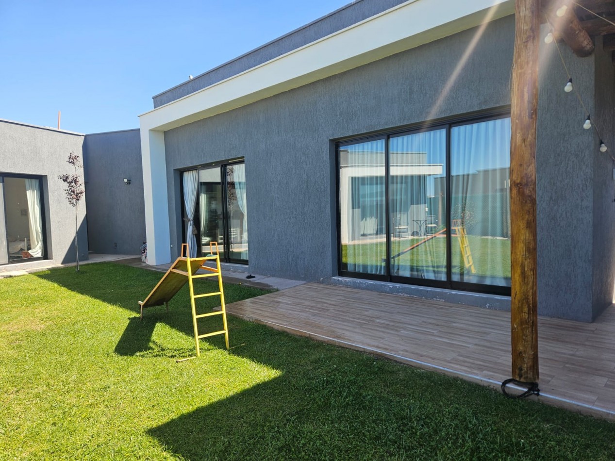 Casa moderna en Barrio Privado Lar de Vieytes II - Maipu