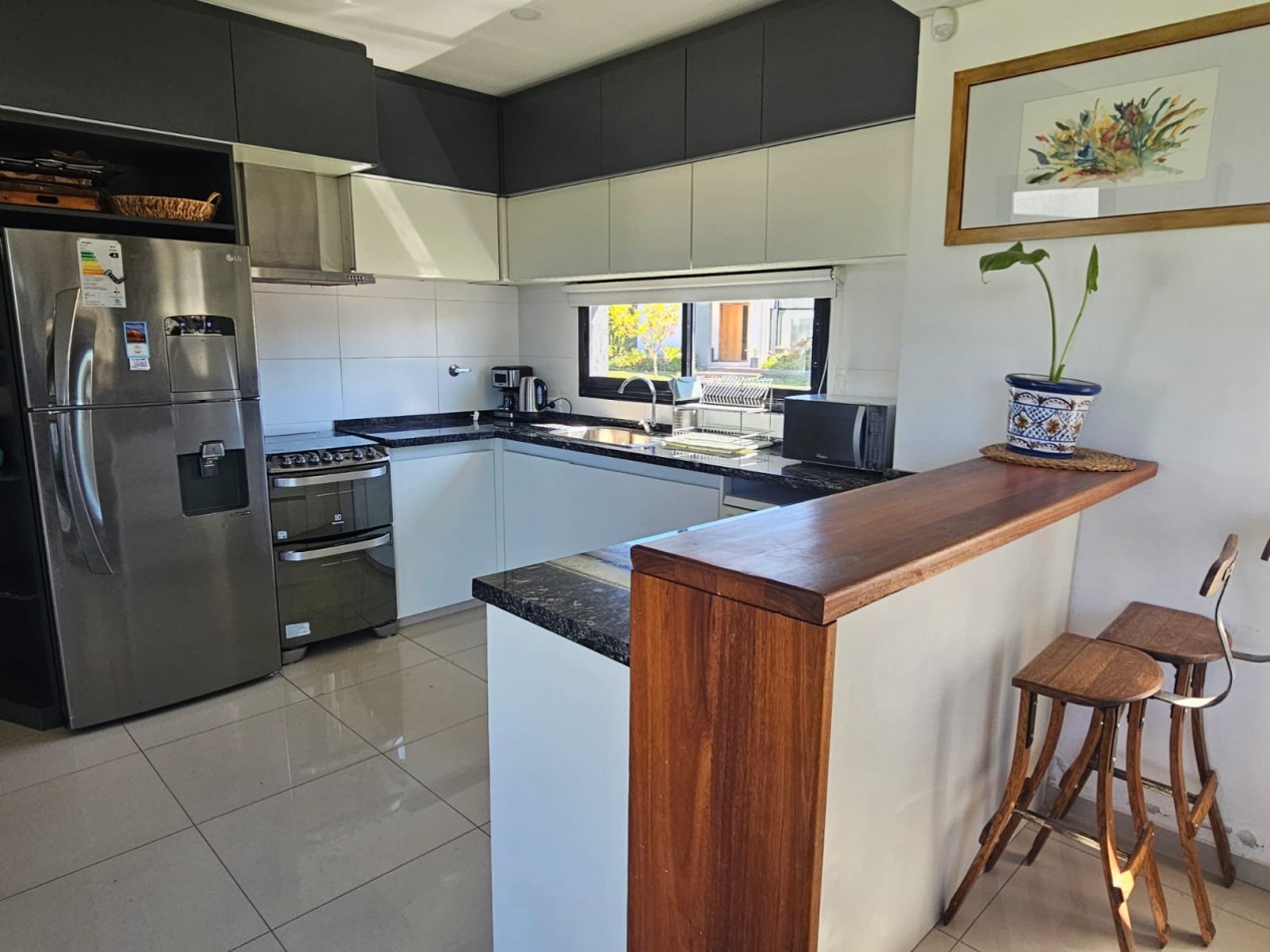 Casa moderna en Barrio Privado Lar de Vieytes II - Maipu